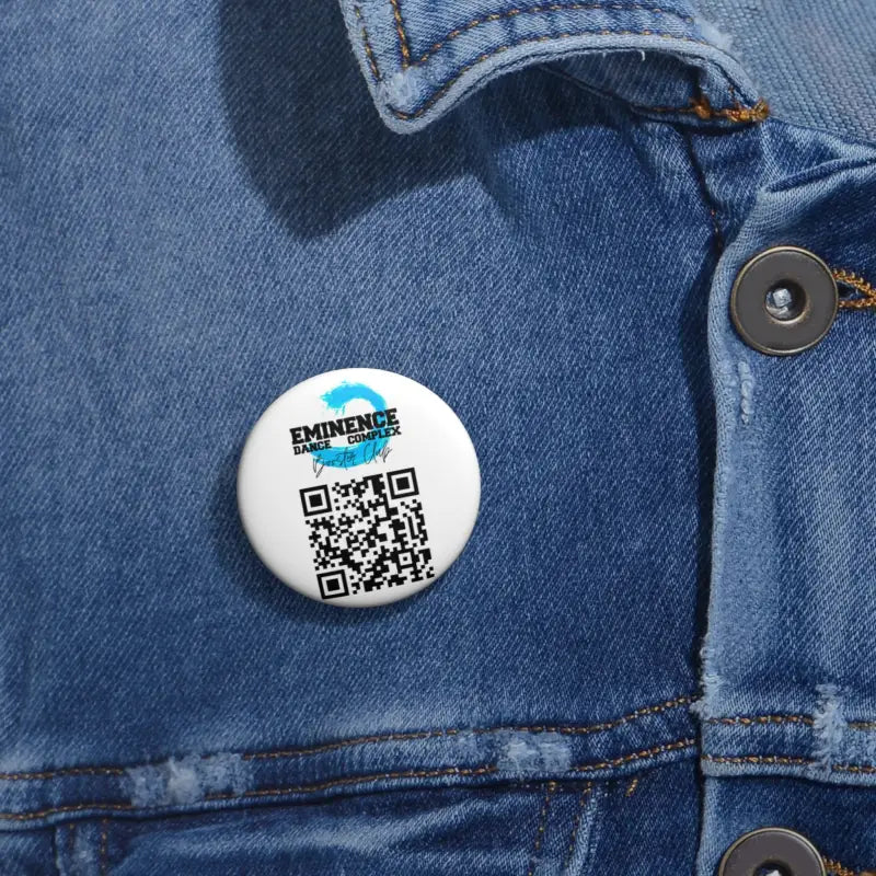 White circular button pin with a QR code and ’Experience’ text on it.